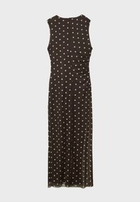 Brązowa sukienka maxi bez rękawów z beżowymi groszkami, z marszczeniem po bokach i okrągłym dekoltem.