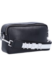 Borsa a tracolla nera in pelle con finitura testurizzata, hardware in argento e una fascia prominente con lettere bianche. Chiusura con zip sulla parte superiore.