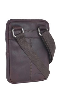 Brązowa skórzana torba na ramię z zamkiem błyskawicznym, dwoma metalowymi pierścieniami D i tekstylnym paskiem o fakturze. Prosty, prostokątny design z detalami w postaci szwów.