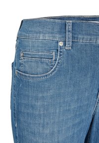 Jeans in denim blu con un classico design a cinque tasche, leggeri segni di usura e accessori in tonalità rame con cuciture a contrasto.