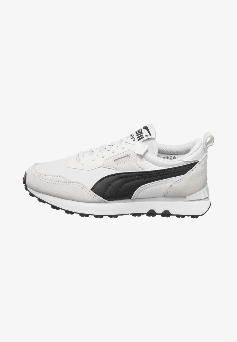 Bílé a černé sportovní boty s kombinací hladkých a texturovaných materiálů, polstrovaným límcem a gumovou podrážkou s trakčními vlastnostmi.