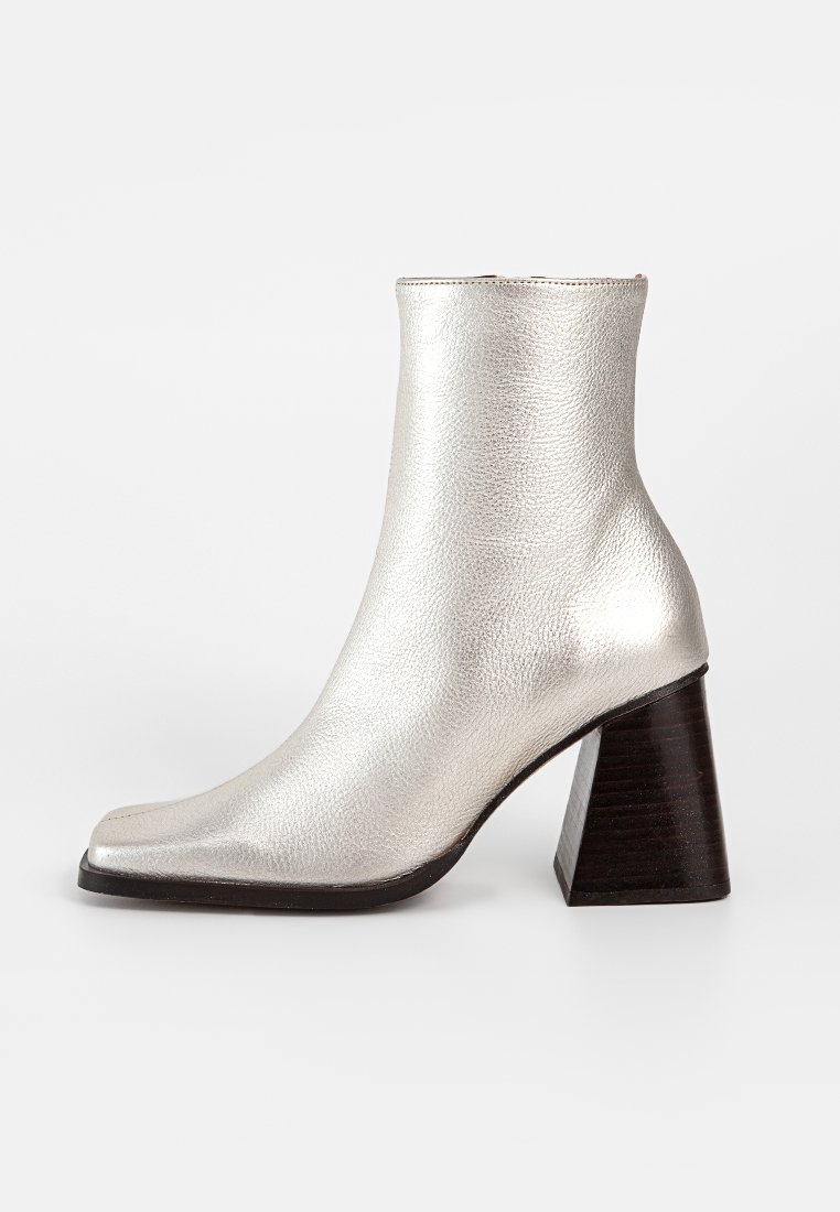 ALOHAS Enkellaarsjes met hoge hak zilverkleurig ALOHAS Enkellaarsjes met hoge hak zilverkleurig