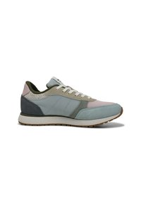 Sportlicher Schuh aus einer Kombination von hellblauem Leder und Wildleder, mit grauen, olivgrünen und rosafarbenen Akzenten, runder Zehenform und strukturierten Mesh-Details.