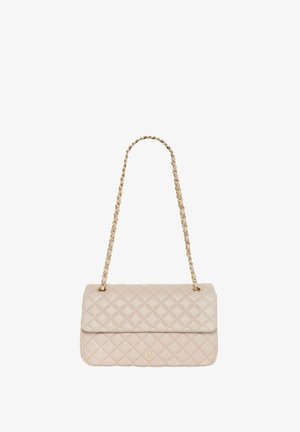 Pikowana beżowa torebka z złotym łańcuszkiem, o prostokątnym kształcie i zapięciu na klapkę. Gładka tekstura, minimalistyczny design.