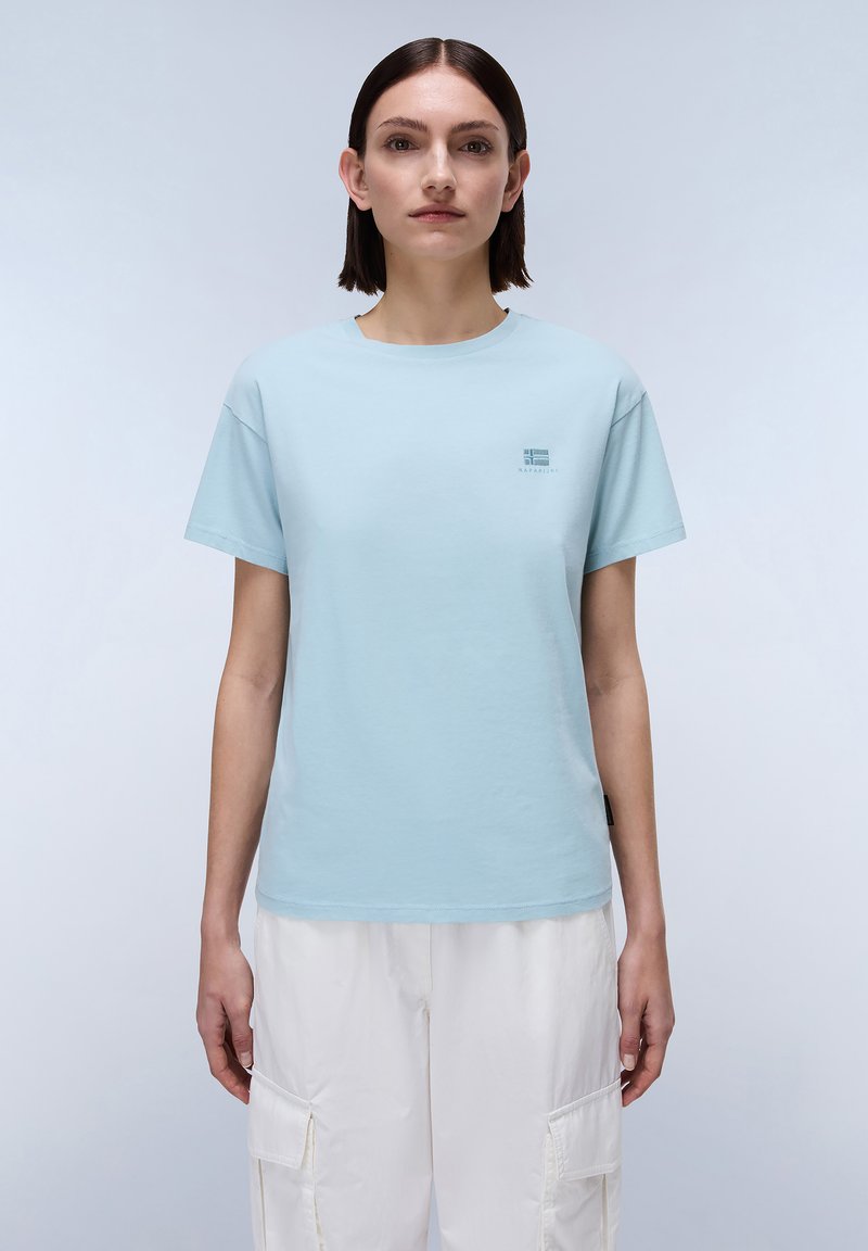 Lichtblauw katoenen t-shirt met korte mouwen en een ronde hals. Heeft een klein logo in de linkerbovenhoek. Zorgt voor een soepele textuur.