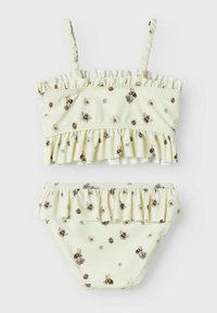 Ensemble de bikini jaune clair avec des bordures à volants, ornée d'un imprimé floral et d'abeilles. Comprend un haut sans bretelles et un bas à volants assorti.