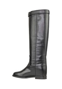 Stivale in pelle nero al ginocchio con una finitura liscia, punta rotonda e dettagli di cucitura sottili, dotato di un tacco basso impilato.