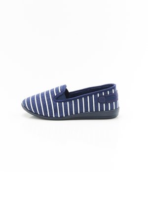 Scarpa slip-on blu navy con strisce verticali bianche, tomaia in tessuto, soletta imbottita e suola in gomma flessibile. Design minimalista, senza accessori.