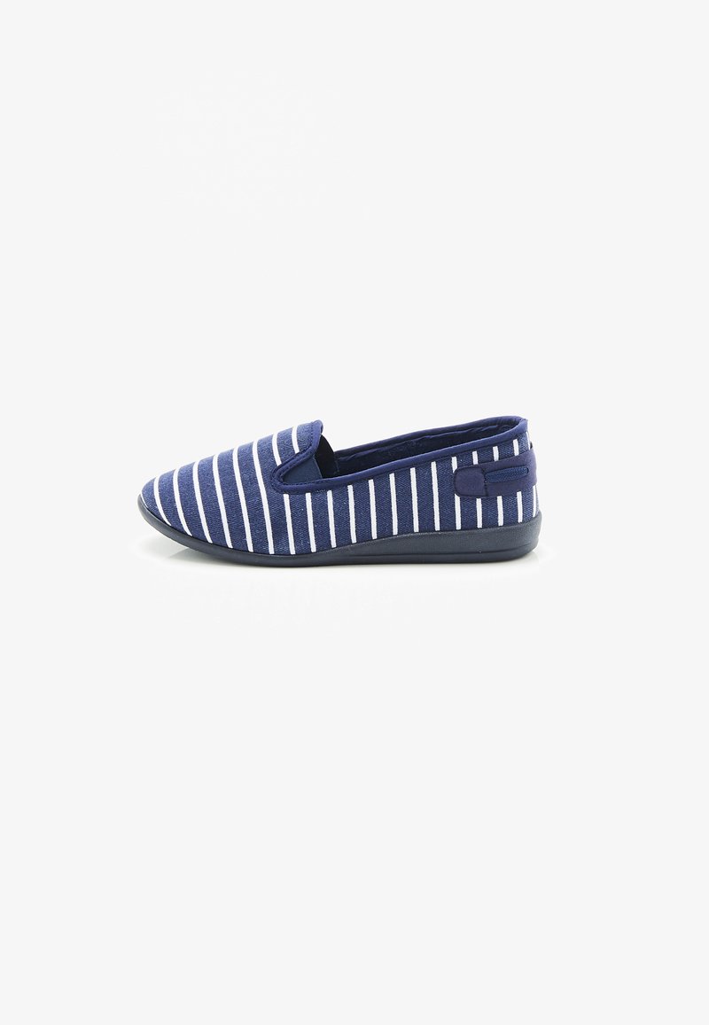 Scarpa slip-on blu navy con strisce verticali bianche, tomaia in tessuto, soletta imbottita e suola in gomma flessibile. Design minimalista, senza accessori.