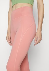 Girlfriend Collective COMPRESSIVE HIGH RISE - Leggingek - primrose