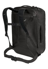 Mochila negra con correas de malla acolchadas, múltiples compartimentos y hebillas ajustables. Hecha de un material duradero y resistente al agua.