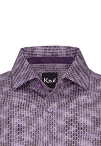 Camicia a bottoni viola con motivo geometrico, colletto aperto e bottoni abbinati. L'etichetta interna mostra il nome del marchio "Kauf."