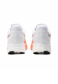 Sneaker bianca e rosa con tomaia in mesh strutturato, collo imbottito e suola arancione a contrasto. Accenti in gomma nera sulla suola esterna.