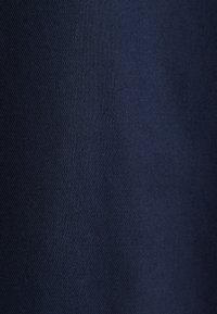 Marineblauer strukturiert Stoff mit feiner Webart, der eine glatte Oberfläche und gleichmäßige Färbung zeigt. Keine Muster oder bemerkbaren Akzente sichtbar.