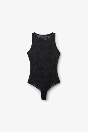 Zwarte bloemenbodysuit met een tanktopontwerp. De gestructureerde stof heeft een subtiel bloemenpatroon, een ronde halslijn en een drukknoopsluiting aan de onderkant.