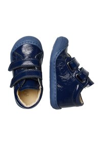 Zapatos para toddlers en charol azul marino con doble correa de velcro. Punta redondeada y suela de goma texturizada para un mejor agarre. Suave forro interior.