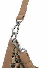 Tan lederen handtas met een geometrisch patroon op de onderste sectie. Bevat een zilveren sluiting en hardware. Textuur strap voor grip.