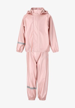 Lyserød vandtæt jakke og bukser sæt, med hætte, elastiske manchetter og refleksstriber på både jakken og bukserne. Glat, blank tekstur.