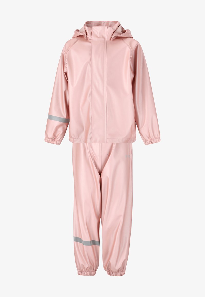 Vaaleanpunainen vedenpitävä takki- ja housusetti, jossa on huppu, joustavat hihansuut ja heijastavat raidat takissa ja housuissa. Silkkinen, kiiltävä pinta.