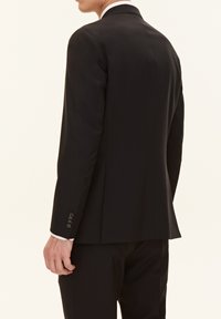 Zwarte colbert met een gladde textuur, een enkele vent aan de achterkant en vier knoopaccenten op de manchetten. Ontworpen met een getailleerde pasvorm.