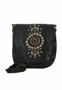 Borsa a tracolla nera in pelle con decorazioni in argento e oro, caratterizzata da un motivo floreale e dettagli a forma di teschio sul davanti.