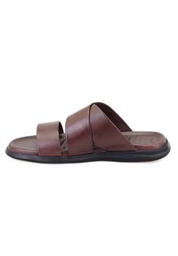 Sandale en cuir marron avec deux larges sangles superpos�ées. Présente une texture lisse et une semelle en caoutchouc noire.