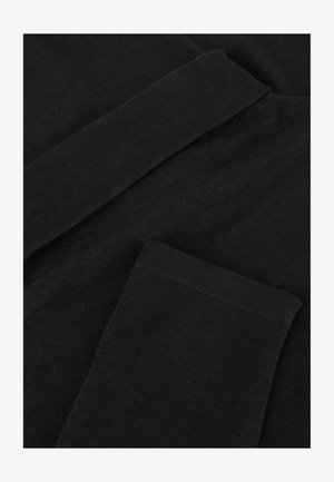 Sort stof med en struktureret overflade, der viser glatte kanter og et foldet design. Materialet ser blødt og letvægtigt ud.