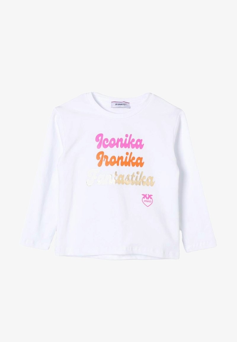 Camicia bianca a maniche lunghe con le parole "Iconika", "Ironika" e "Fantastika" in testo metallico rosa, arancione e oro.