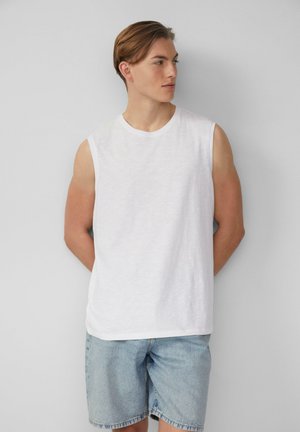 QS TANK MIT FLAMMSTRUKTUR UND LOGO - Top - weiß