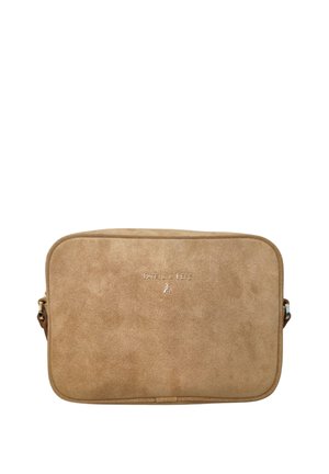 Borsa a tracolla rettangolare in camoscio color sabbia con bordi arrotondati, cerniera dorata e piccolo logo "Patrizia Pepe" in oro al centro della parte anteriore.