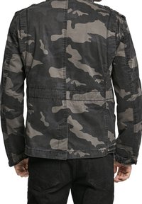 Kamouflagejacka i grå och svarta nyanser. Tillverkad av strukturell tyg med rak skärning och synliga sömdetails.