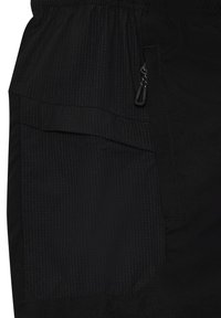 Schwarze Shorts aus strukturiertem Material, mit elastischem Bund, Reißverschluss-Tasche und gestreiftem Muster an der Seitenbahn, designed für praktische Nutzung.