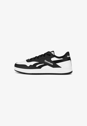 Adidași Reebok cu talpă joasă, negri și albi, cu sireturi, logo de marcă pe lateral și pe călcâi, și talpă din cauciuc plat.