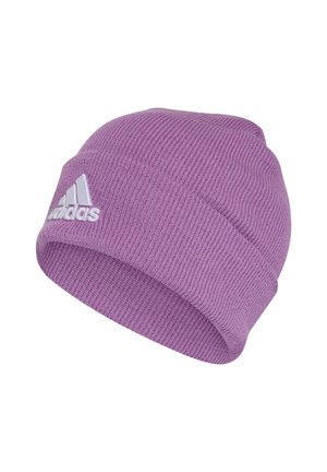 Gorro de punto acanalado morado con borde doblado y logo blanco de Adidas en el frente sobre fondo blanco.
