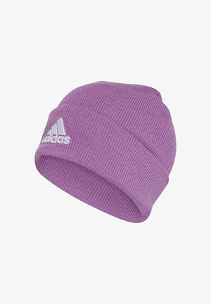 Gorro de punto acanalado morado con borde doblado y logo blanco de Adidas en el frente sobre fondo blanco.