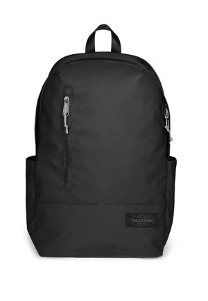 Schwarzer Eastpak-Rucksack mit vorderer vertikaler Reißverschlusstasche, Seitentaschen, oberem Griff und Logo-Patch in der unteren rechten Ecke.