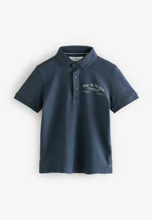 Dunkelblaues Baumwoll-Polohemd mit klassischem Kragen, drei Knöpfen und weißen bestickten Logo-Details auf der oberen linken Seite.