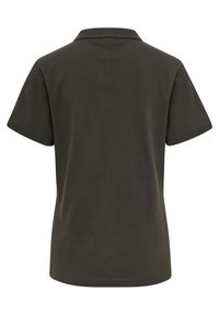 Donkergroene polo shirt, korte mouwen, zachte katoen, klassieke kraag en een eenvoudig design zonder zichtbare patronen of accenten.