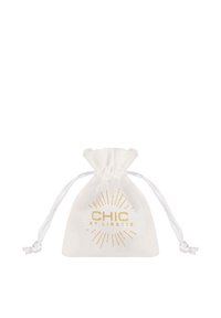 Bijela tkanina s izborom za povlačenje sa zlatnim logotipom "CHIC BY LIRETTE" s detaljima dizajna sunčevog zračenja sprijeda.