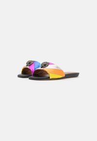Sandalias deslizantes coloridas de cuero con un diseño de olas en rosa, azul, naranja y amarillo, que cuentan con acentos metálicos decorativos.