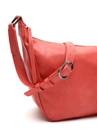 Borsa a spalla in pelle corallo con una texture liscia, dettaglio con fibbia in tonalità argento sulla tracolla e forma strutturata e arrotondata.