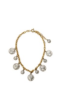 Złoty naszyjnik z łańcuszkiem, na którym znajdują się wielokrotne okrągłe zawieszki z detalicznymi wzorami przypominającymi monety, w różnych rozmiarach, o wypolerowanym wykończeniu.