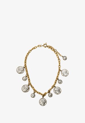 Złoty naszyjnik z łańcuszkiem, na którym znajdują się wielokrotne okrągłe zawieszki z detalicznymi wzorami przypominającymi monety, w różnych rozmiarach, o wypolerowanym wykończeniu.