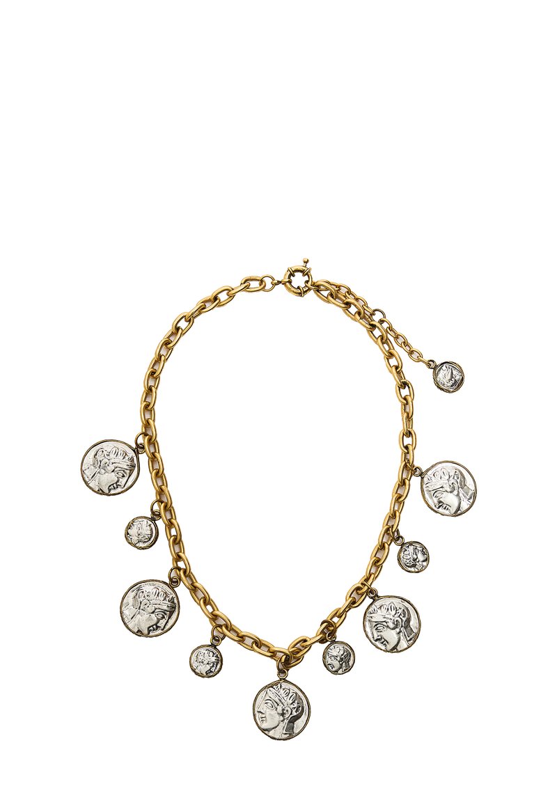Złoty naszyjnik z łańcuszkiem, na którym znajdują się wielokrotne okrągłe zawieszki z detalicznymi wzorami przypominającymi monety, w różnych rozmiarach, o wypolerowanym wykończeniu.