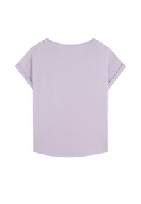 Liliowa koszulka z krótkim rękawem, z okrągłym dekoltem i podwiniętymi rękawami. Gładka tekstura i luźny, prostokątny krój.