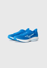 Zapatillas de correr azules hechas de una malla transpirable, con un diseño curvo, acentos blancos y una suela texturizada para una mejor tracción.