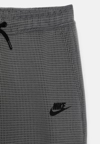 Nike Sportswear TECH PANT WINTERIZED - Verryttelyhousut - smoke grey/black