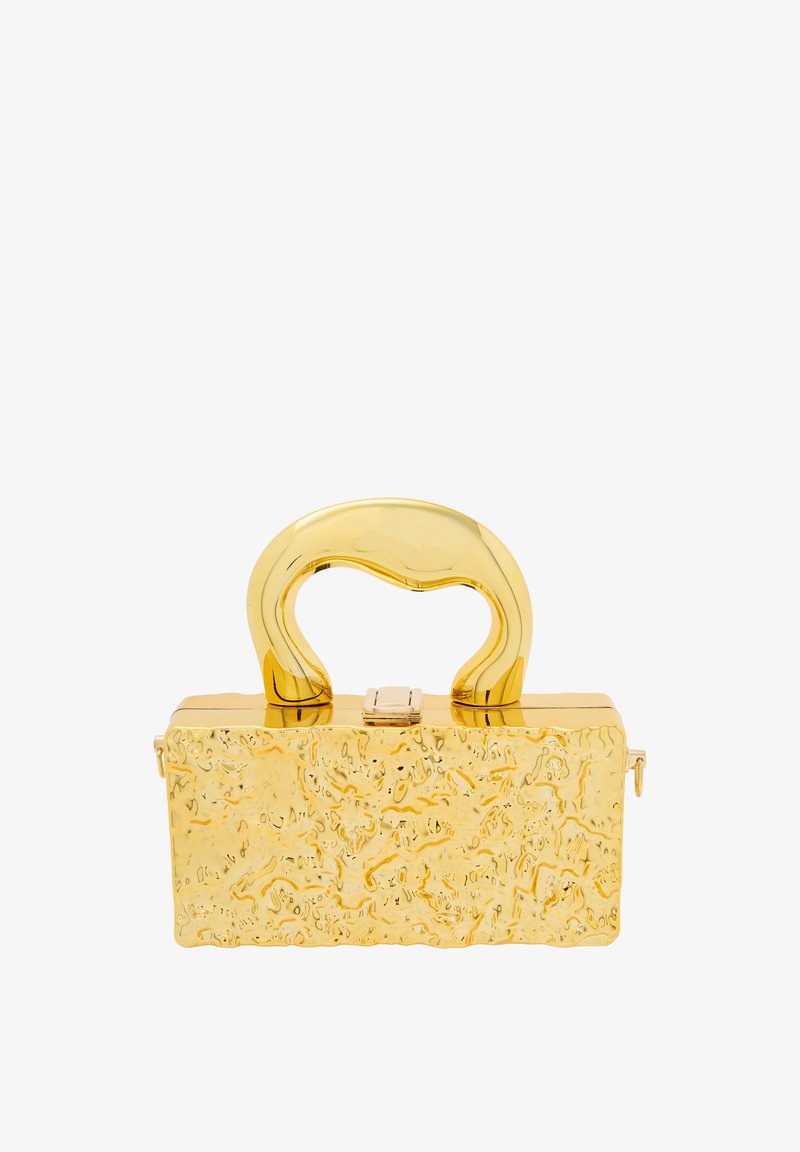 Goldene rechteckige Handtasche mit strukturierten Oberflächen, ausgestattet mit einem runden Griff und einem Schnappverschluss. Glatte Hardware-Details vervollständigen das Design.
