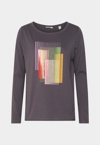 Langärmliges, dunkelgraues Shirt aus weichem Stoff, mit einem bunten geometrischen Druck, der vertikale Linien und Blöcke in Pink, Grün, Rot und Orange zeigt.