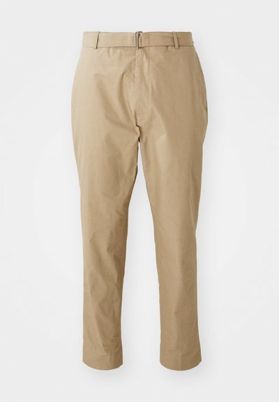 Chinos beige en mélange de coton lisse, dotés d'une coupe slim, d'une taille plate, de passants de ceinture et d'une boucle en métal argenté au design minimaliste.